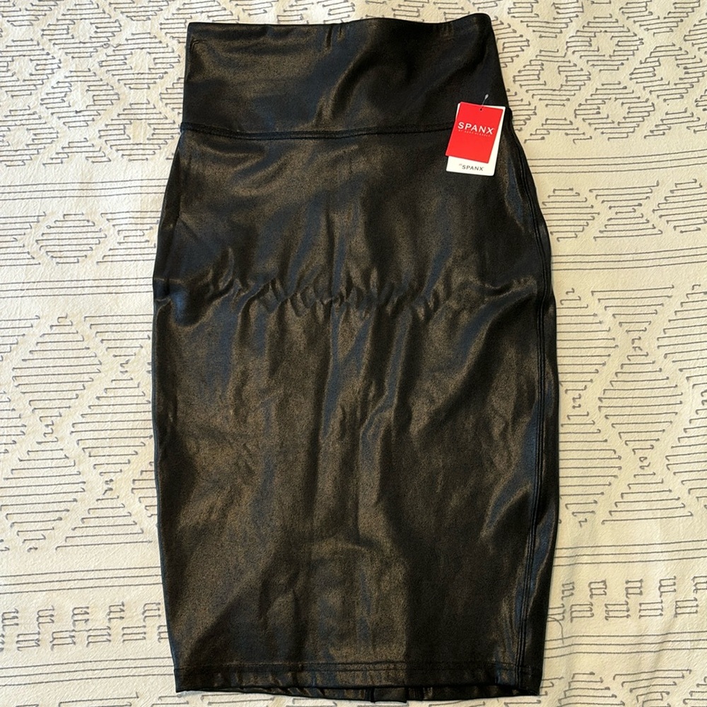 Spanx faux leather pencil skirt in black. Never been worn. Size medium.